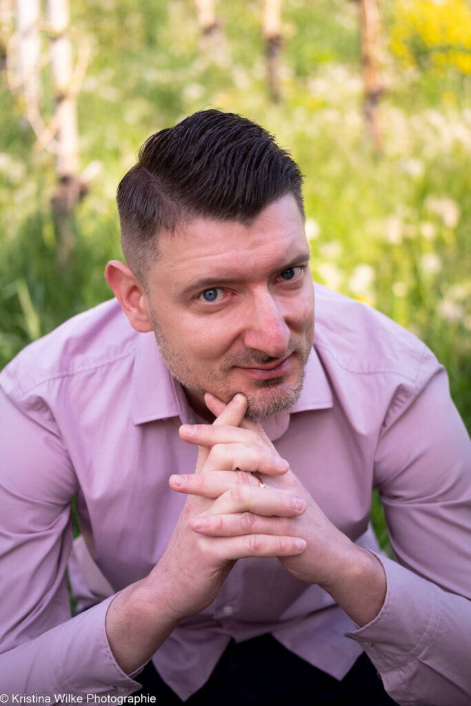 Mann im rosa Hemd Portrait