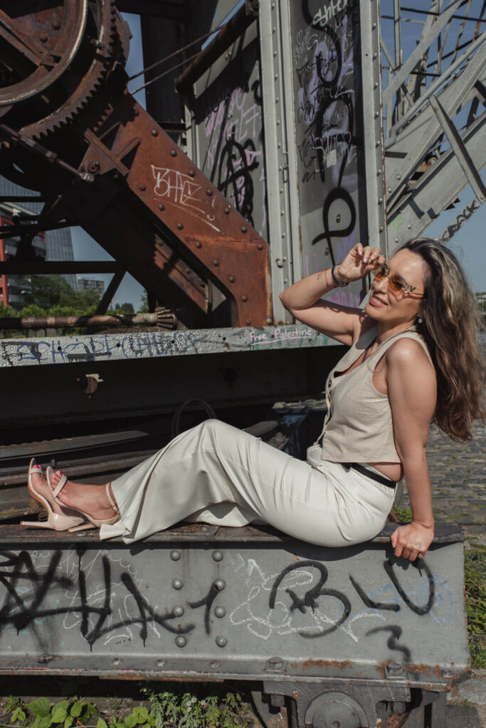 Ganzkörperportrait liegende Frau