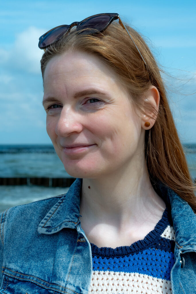 Lächelnde Frau lange Haare